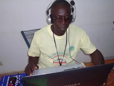 Justin ecoutant des chants.jpg